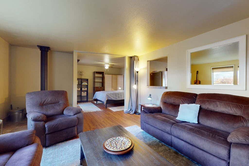 Pleasant PNW retreat with enclosed yard, grill, & W&D - dogs ok, near skiing