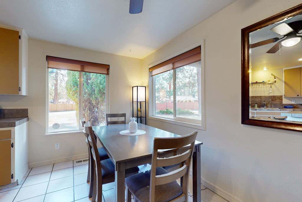 Pleasant PNW retreat with enclosed yard, grill, & W&D - dogs ok, near skiing