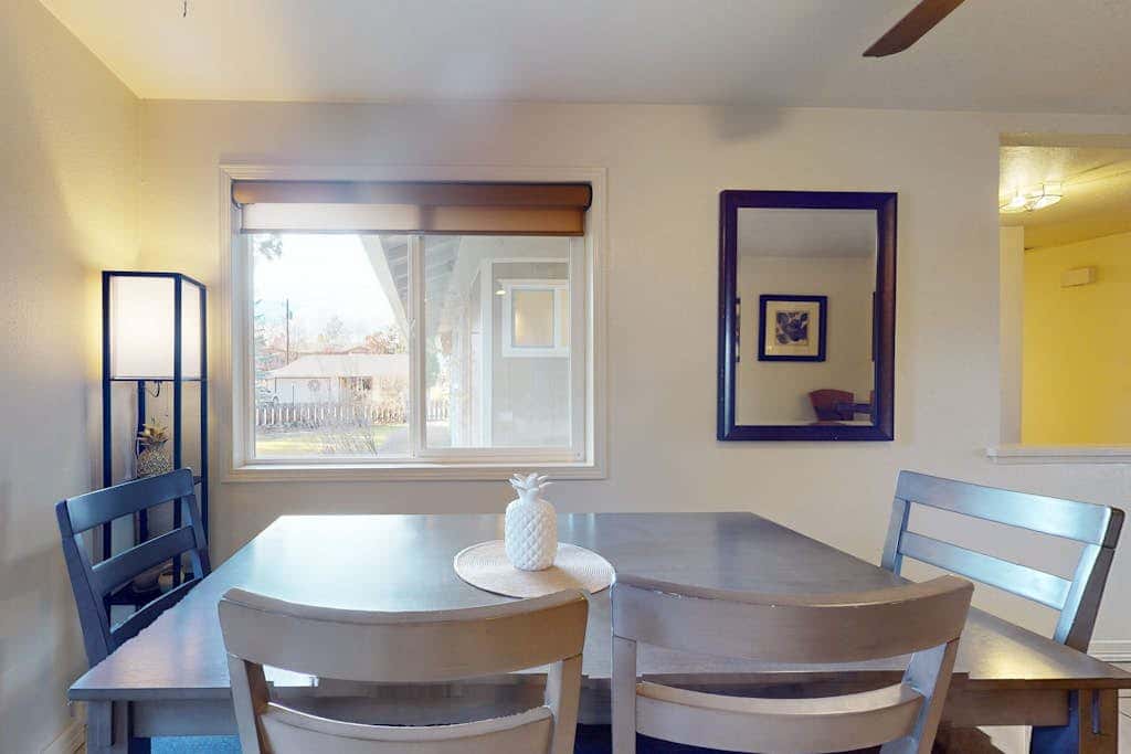 Pleasant PNW retreat with enclosed yard, grill, & W&D - dogs ok, near skiing