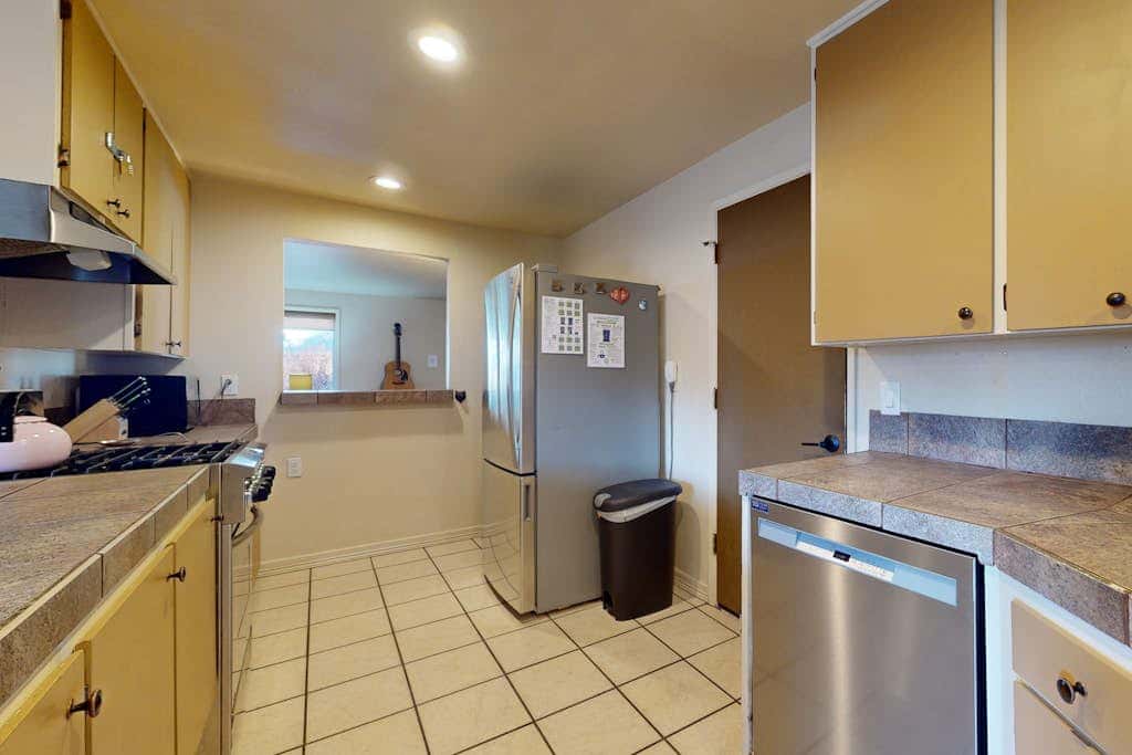 Pleasant PNW retreat with enclosed yard, grill, & W&D - dogs ok, near skiing