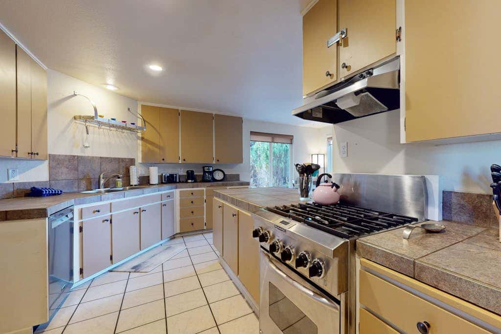 Pleasant PNW retreat with enclosed yard, grill, & W&D - dogs ok, near skiing