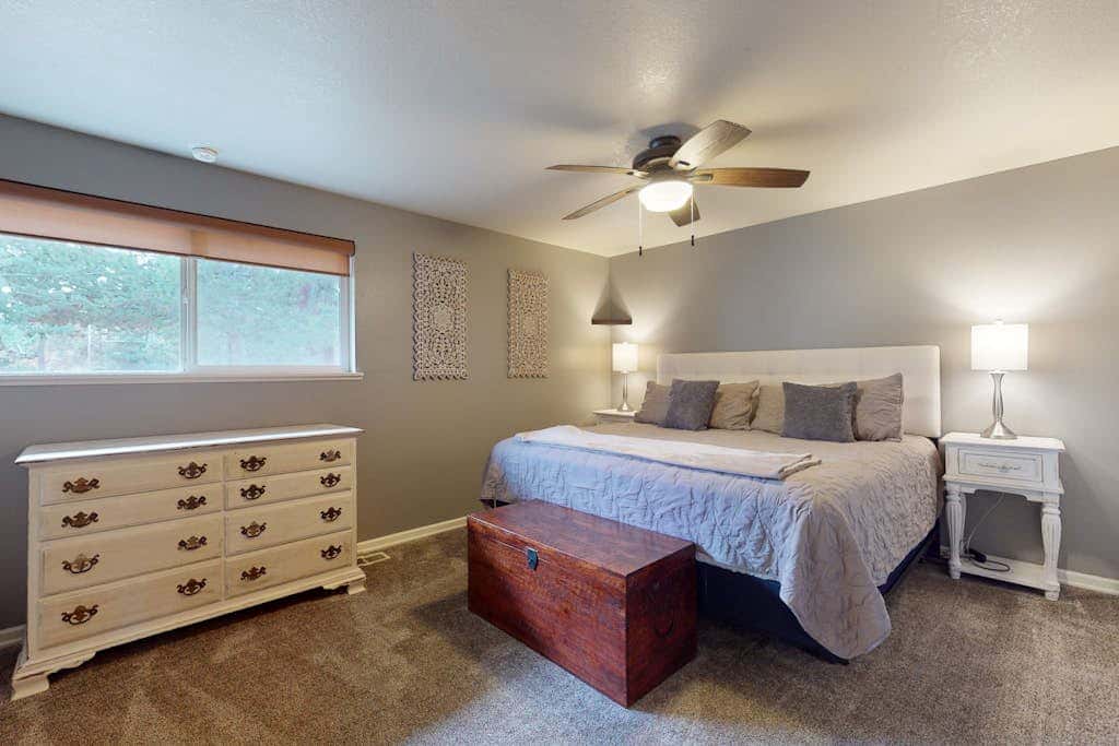 Pleasant PNW retreat with enclosed yard, grill, & W&D - dogs ok, near skiing