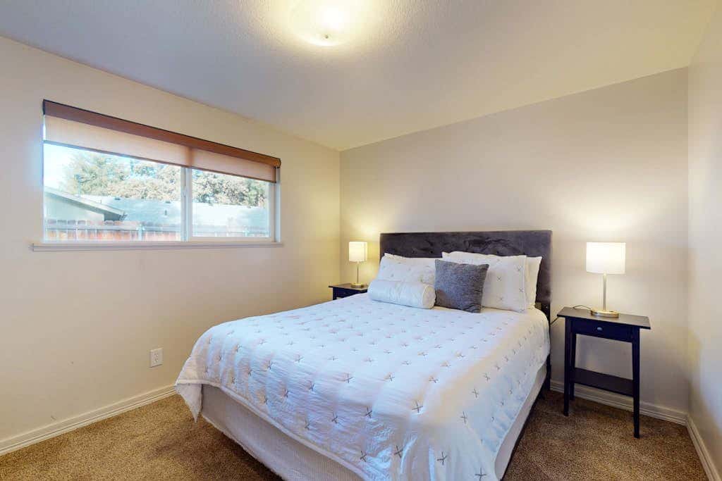 Pleasant PNW retreat with enclosed yard, grill, & W&D - dogs ok, near skiing