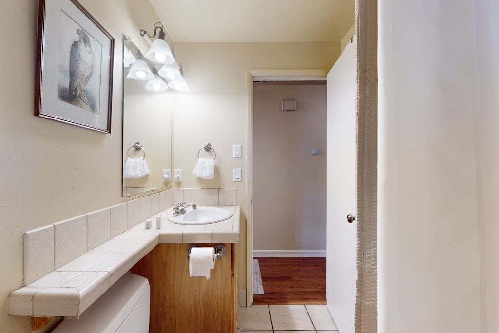 Pleasant PNW retreat with enclosed yard, grill, & W&D - dogs ok, near skiing
