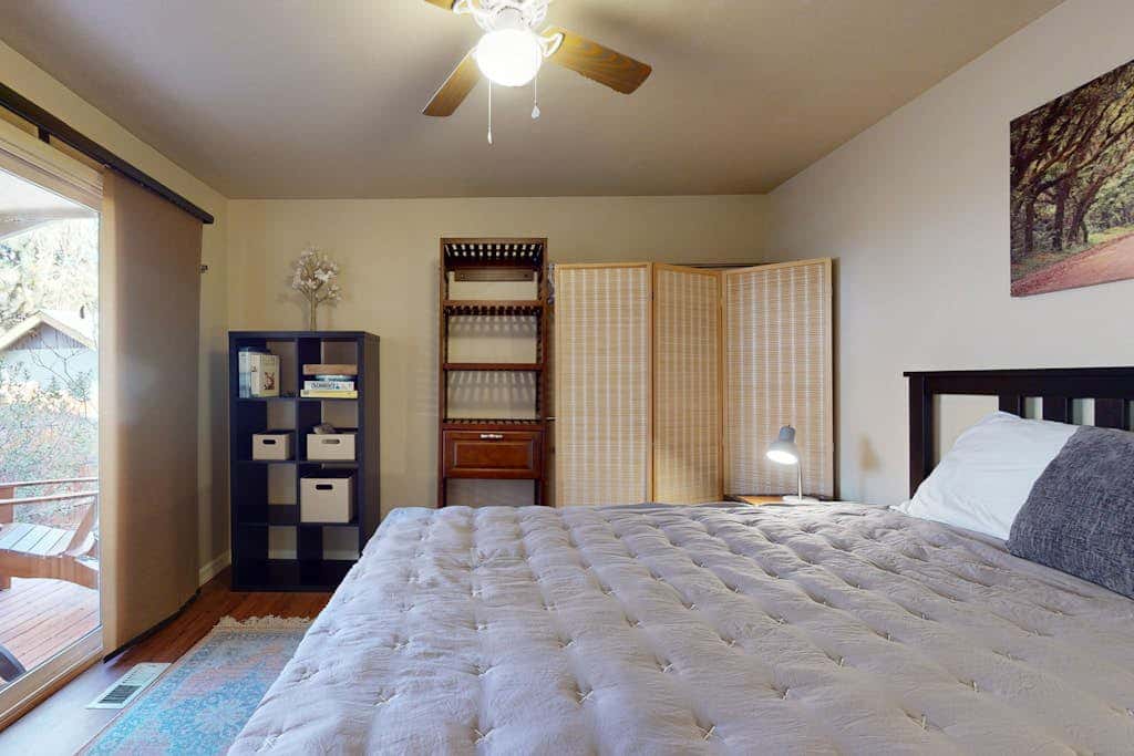 Pleasant PNW retreat with enclosed yard, grill, & W&D - dogs ok, near skiing