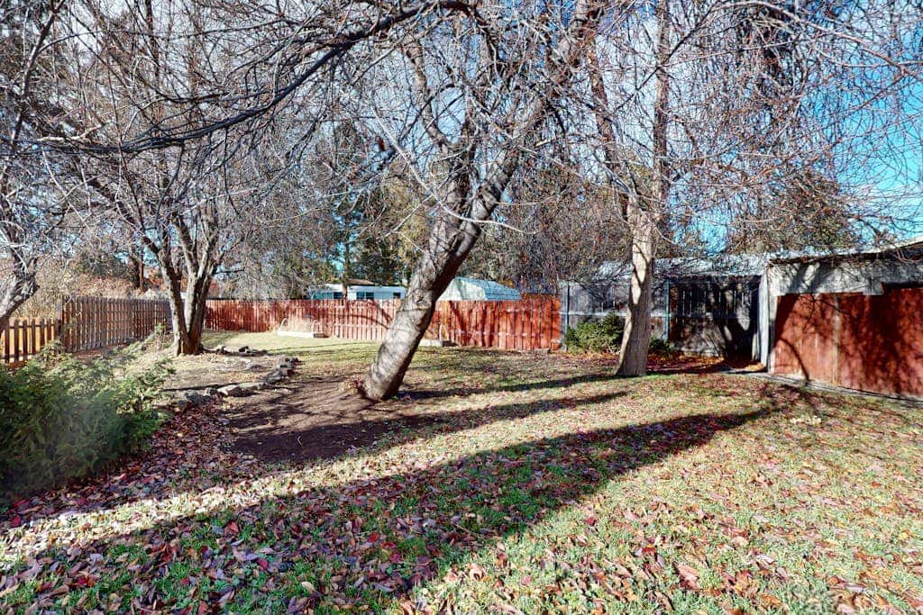 Pleasant PNW retreat with enclosed yard, grill, & W&D - dogs ok, near skiing