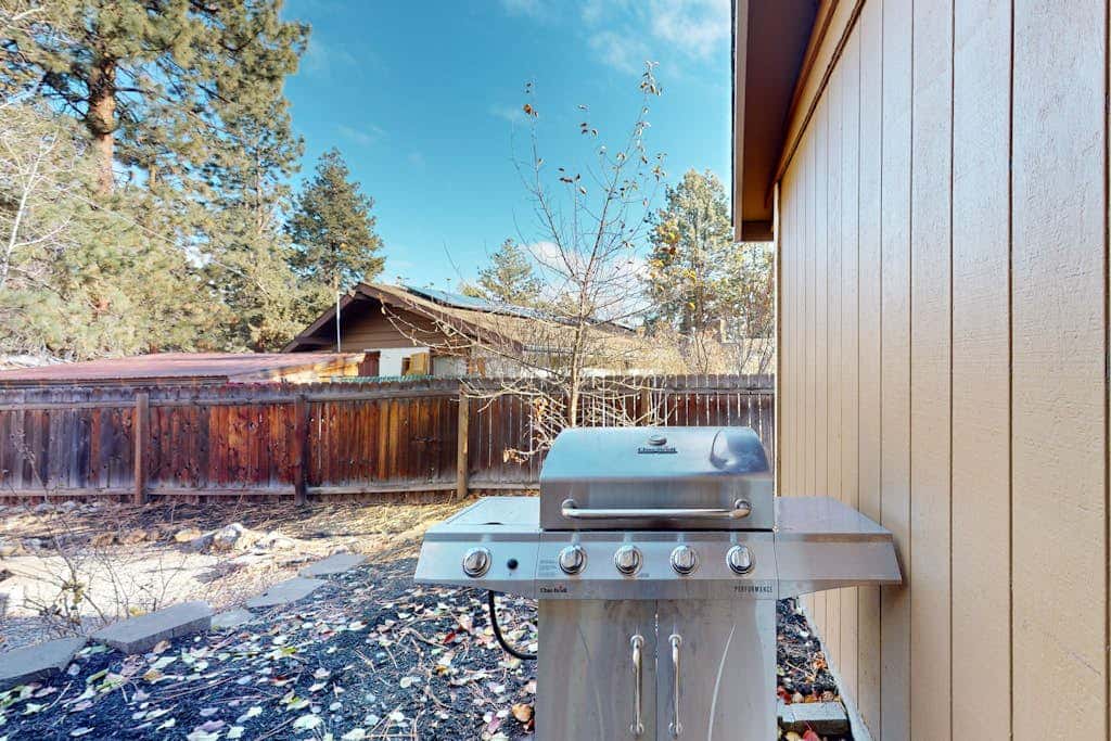 Pleasant PNW retreat with enclosed yard, grill, & W&D - dogs ok, near skiing