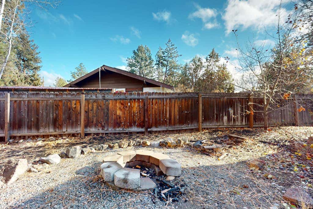 Pleasant PNW retreat with enclosed yard, grill, & W&D - dogs ok, near skiing