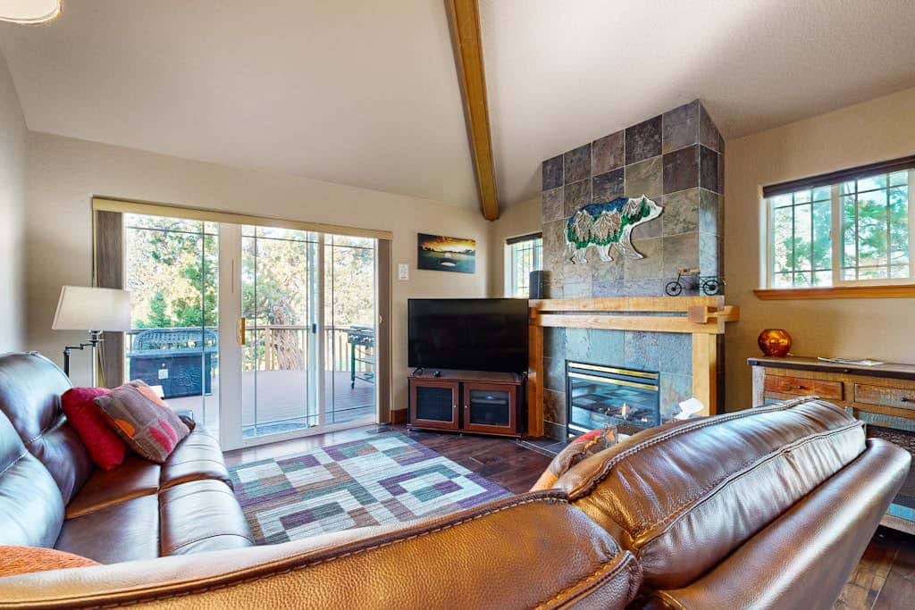 Dog-friendly townhouse on golf course, private hot tub, tennis courts, & pool