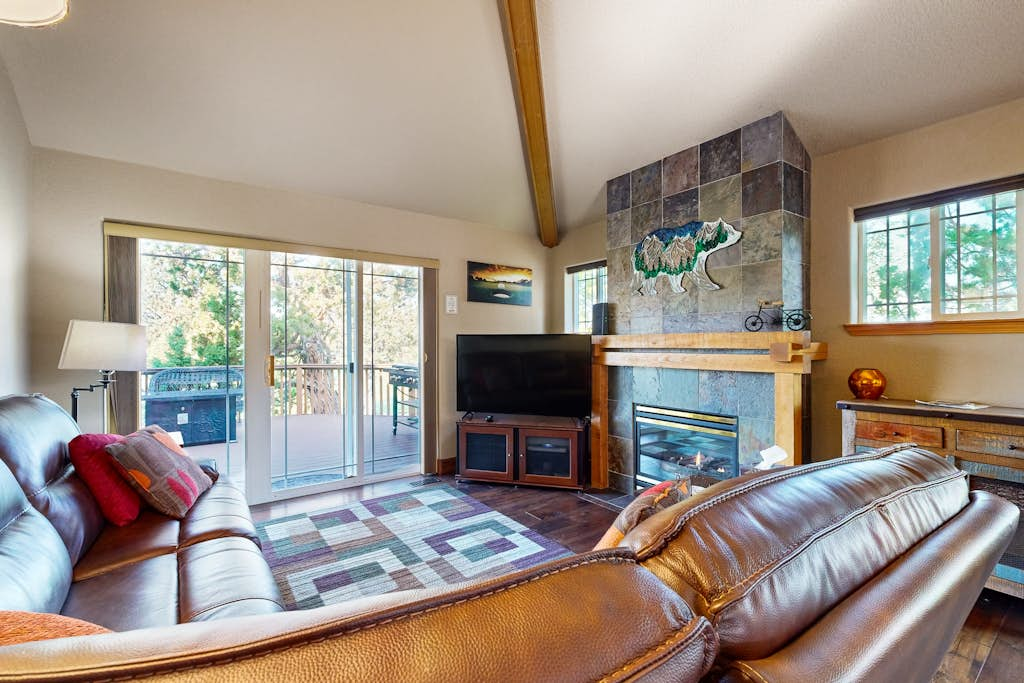 Dog-friendly townhouse on golf course, private hot tub, tennis courts, & pool