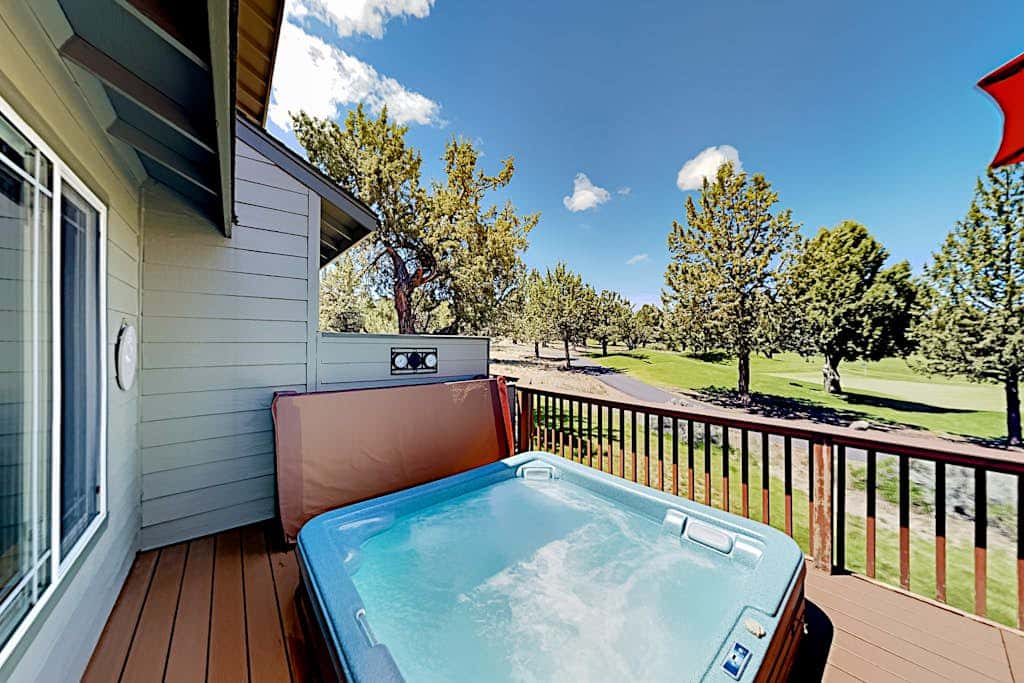 Dog-friendly townhouse on golf course, private hot tub, tennis courts, & pool