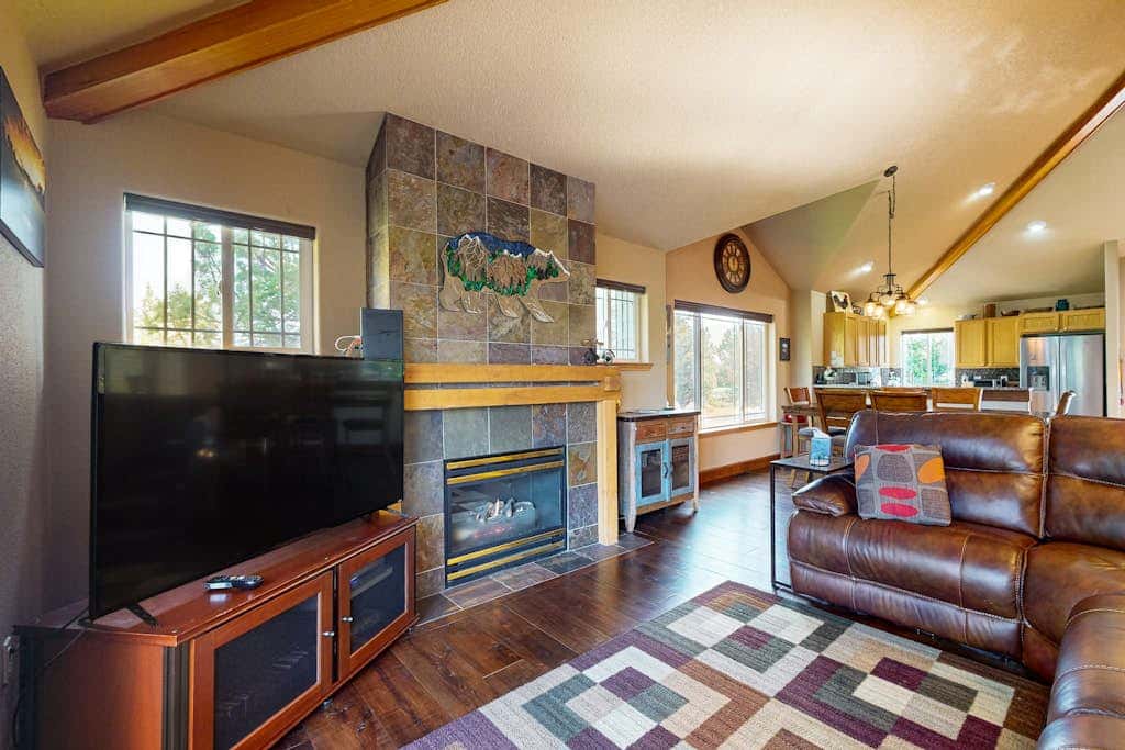 Dog-friendly townhouse on golf course, private hot tub, tennis courts, & pool