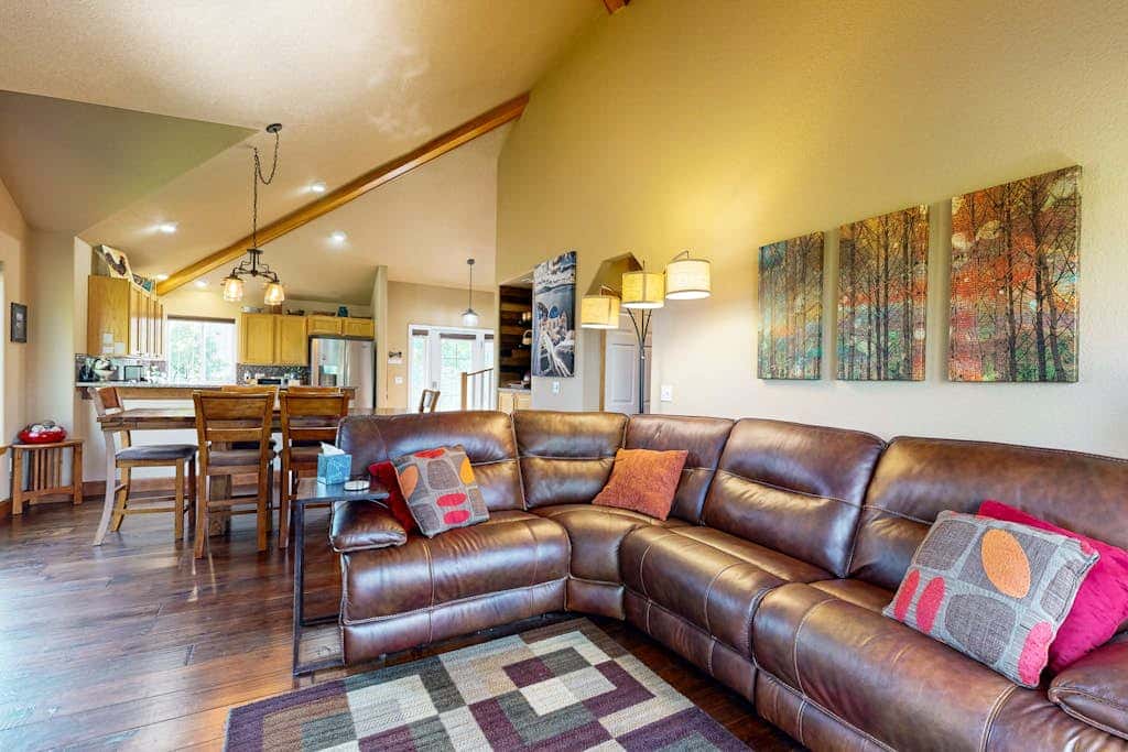 Dog-friendly townhouse on golf course, private hot tub, tennis courts, & pool