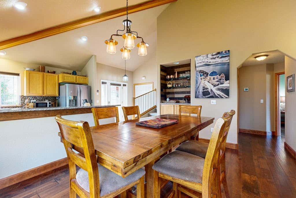 Dog-friendly townhouse on golf course, private hot tub, tennis courts, & pool