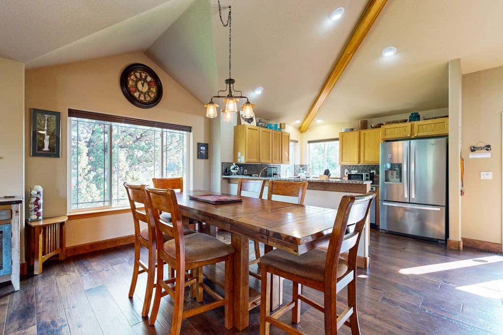 Dog-friendly townhouse on golf course, private hot tub, tennis courts, & pool