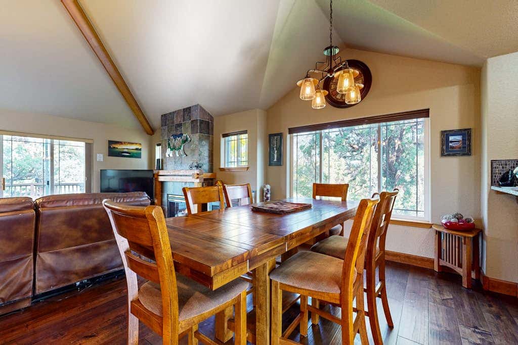 Dog-friendly townhouse on golf course, private hot tub, tennis courts, & pool