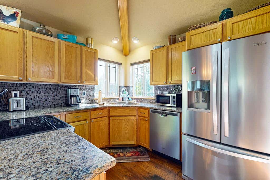 Dog-friendly townhouse on golf course, private hot tub, tennis courts, & pool