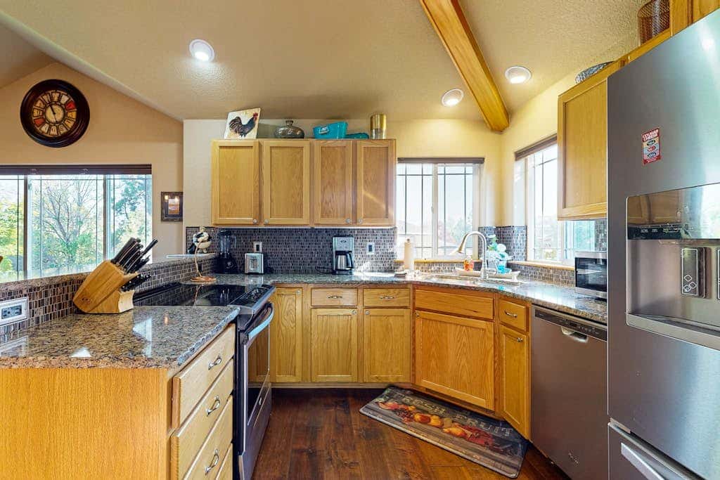 Dog-friendly townhouse on golf course, private hot tub, tennis courts, & pool