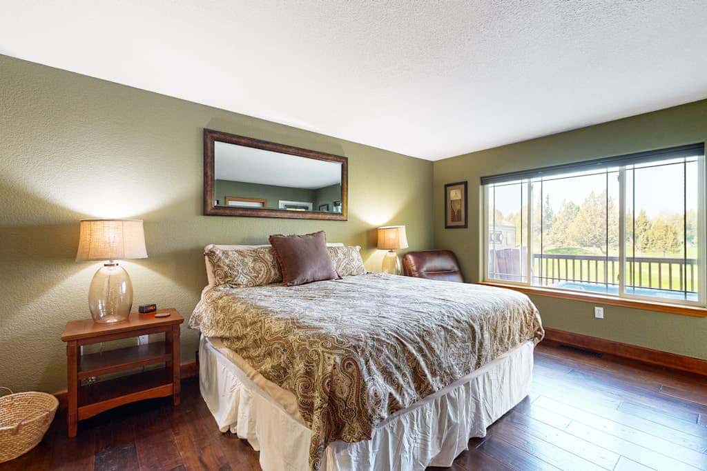 Dog-friendly townhouse on golf course, private hot tub, tennis courts, & pool