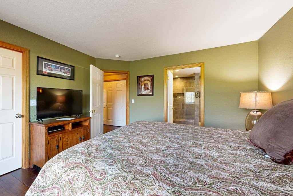 Dog-friendly townhouse on golf course, private hot tub, tennis courts, & pool