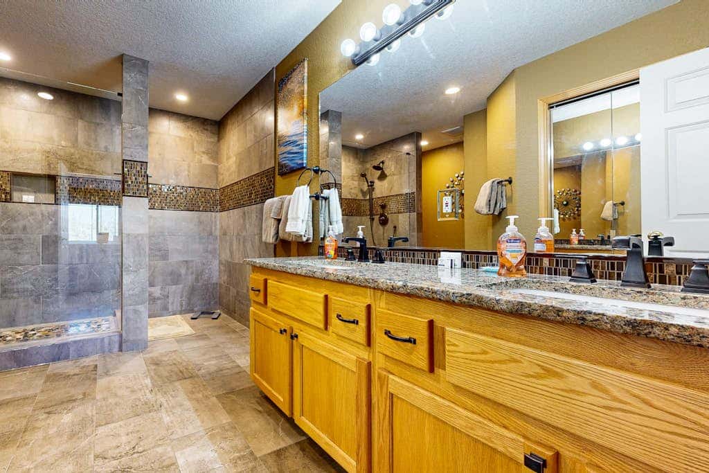 Dog-friendly townhouse on golf course, private hot tub, tennis courts, & pool