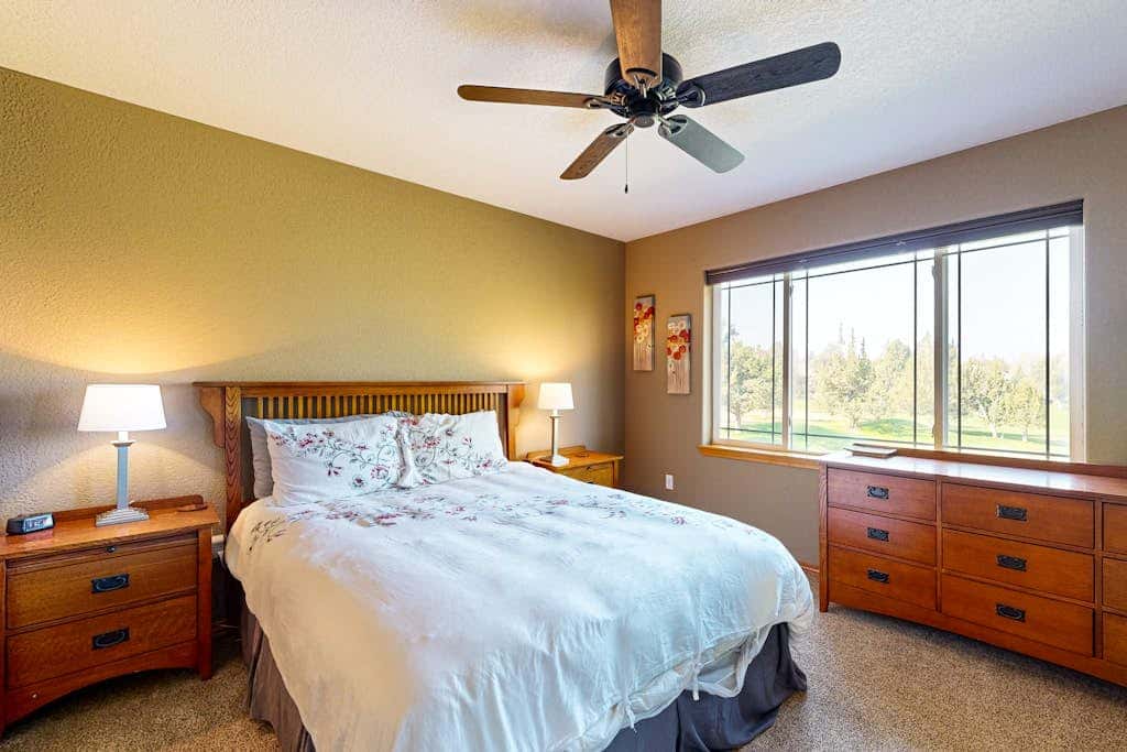 Dog-friendly townhouse on golf course, private hot tub, tennis courts, & pool
