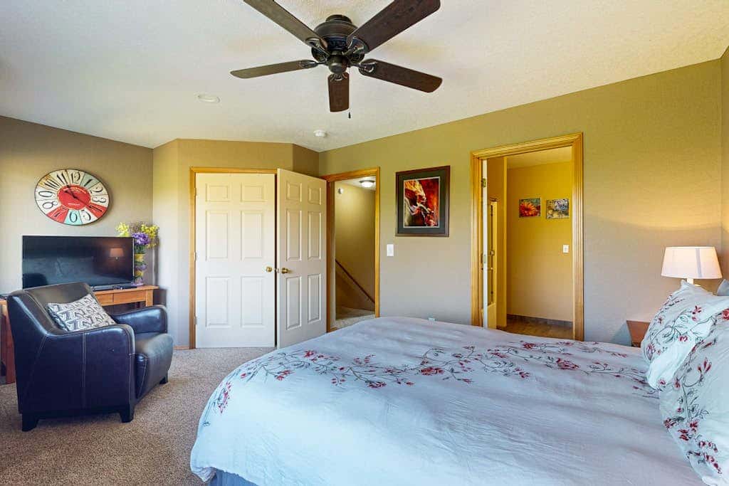Dog-friendly townhouse on golf course, private hot tub, tennis courts, & pool