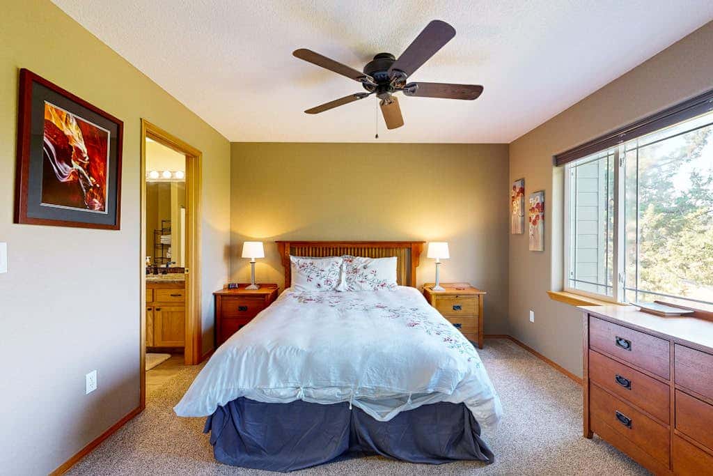 Dog-friendly townhouse on golf course, private hot tub, tennis courts, & pool