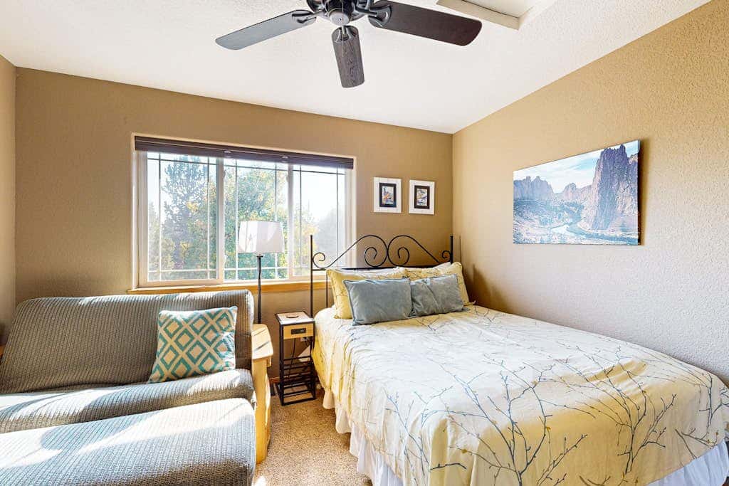 Dog-friendly townhouse on golf course, private hot tub, tennis courts, & pool