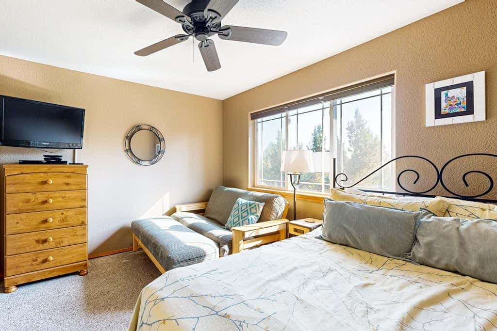 Dog-friendly townhouse on golf course, private hot tub, tennis courts, & pool