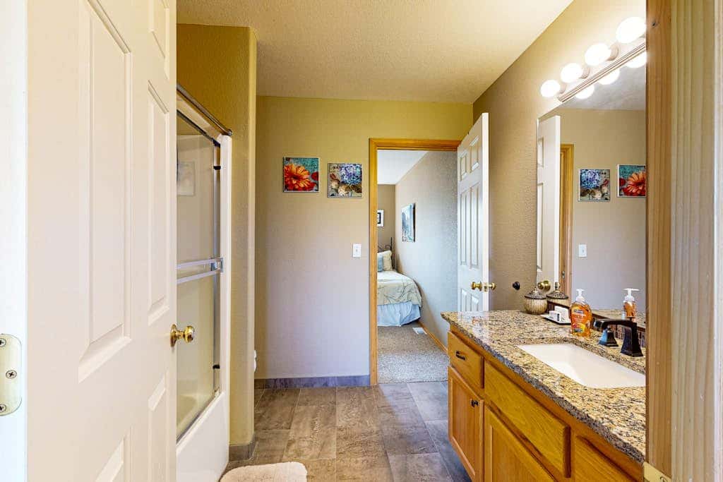 Dog-friendly townhouse on golf course, private hot tub, tennis courts, & pool