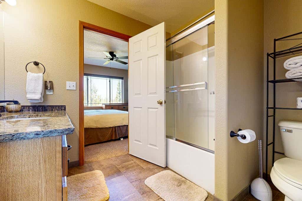 Dog-friendly townhouse on golf course, private hot tub, tennis courts, & pool