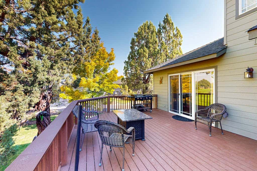 Dog-friendly townhouse on golf course, private hot tub, tennis courts, & pool