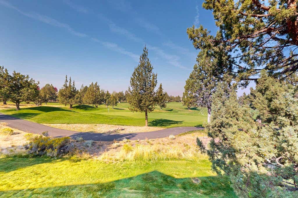 Dog-friendly townhouse on golf course, private hot tub, tennis courts, & pool