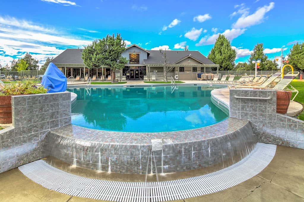 Dog-friendly townhouse on golf course, private hot tub, tennis courts, & pool