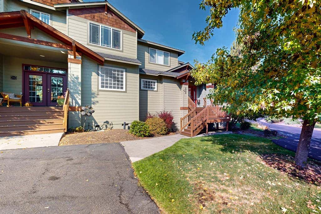 Dog-friendly townhouse on golf course, private hot tub, tennis courts, & pool