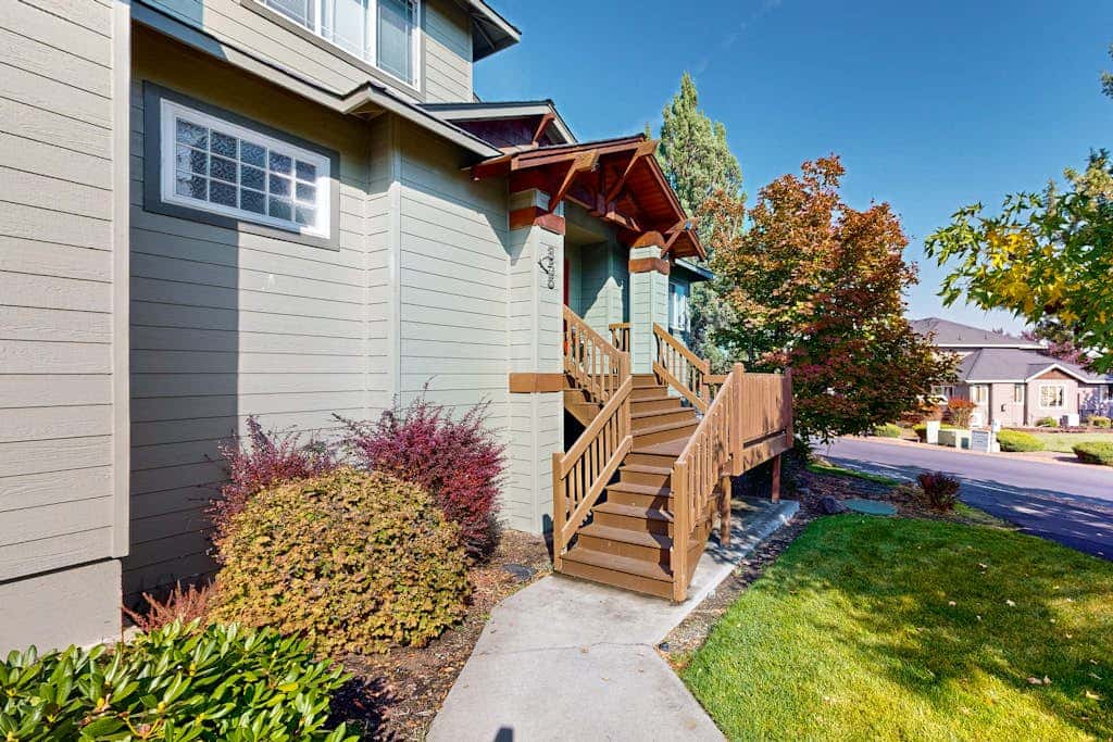 Dog-friendly townhouse on golf course, private hot tub, tennis courts, & pool