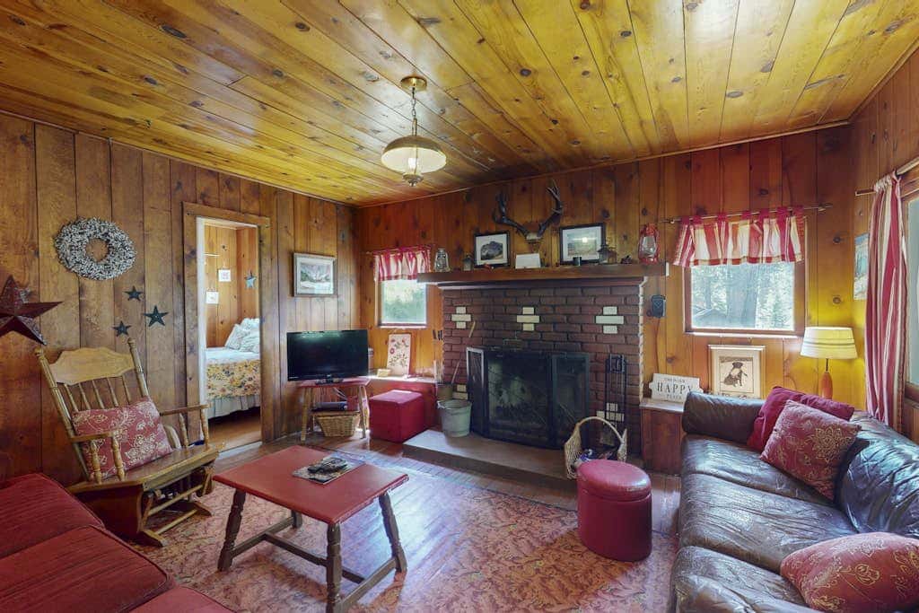 Vintage Cottage with Private Hot Tub, Fireplace & Deck - Walk to the Lake, Dogs OK