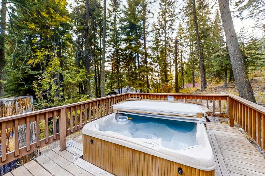 Vintage Cottage with Private Hot Tub, Fireplace & Deck - Walk to the Lake, Dogs OK