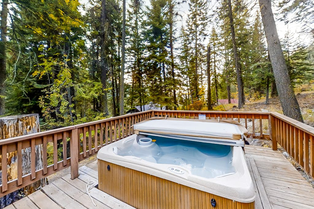 Vintage Cottage with Private Hot Tub, Fireplace & Deck - Walk to the Lake, Dogs OK