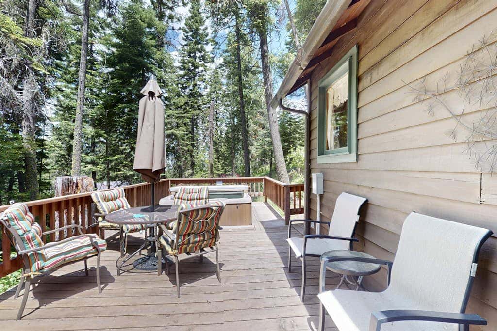 Vintage Cottage with Private Hot Tub, Fireplace & Deck - Walk to the Lake, Dogs OK