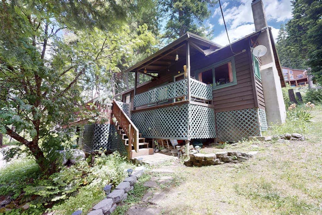 Vintage Cottage with Private Hot Tub, Fireplace & Deck - Walk to the Lake, Dogs OK