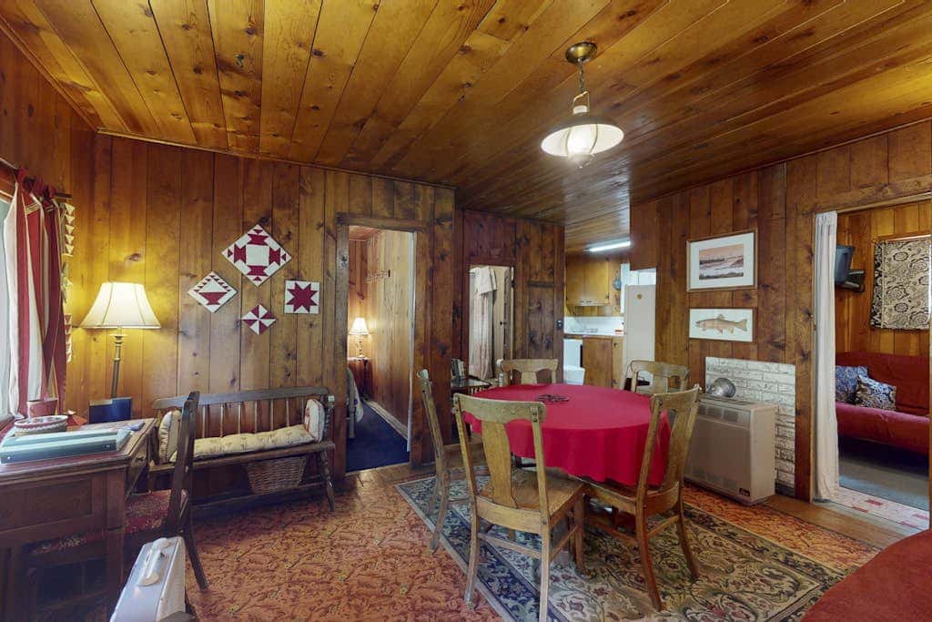 Vintage Cottage with Private Hot Tub, Fireplace & Deck - Walk to the Lake, Dogs OK