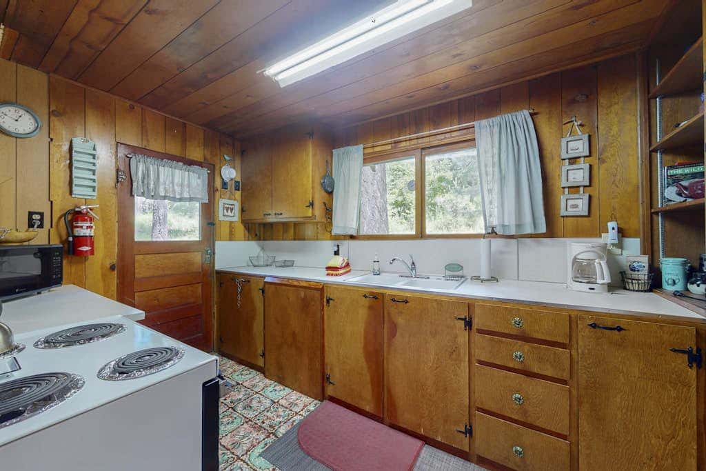 Vintage Cottage with Private Hot Tub, Fireplace & Deck - Walk to the Lake, Dogs OK