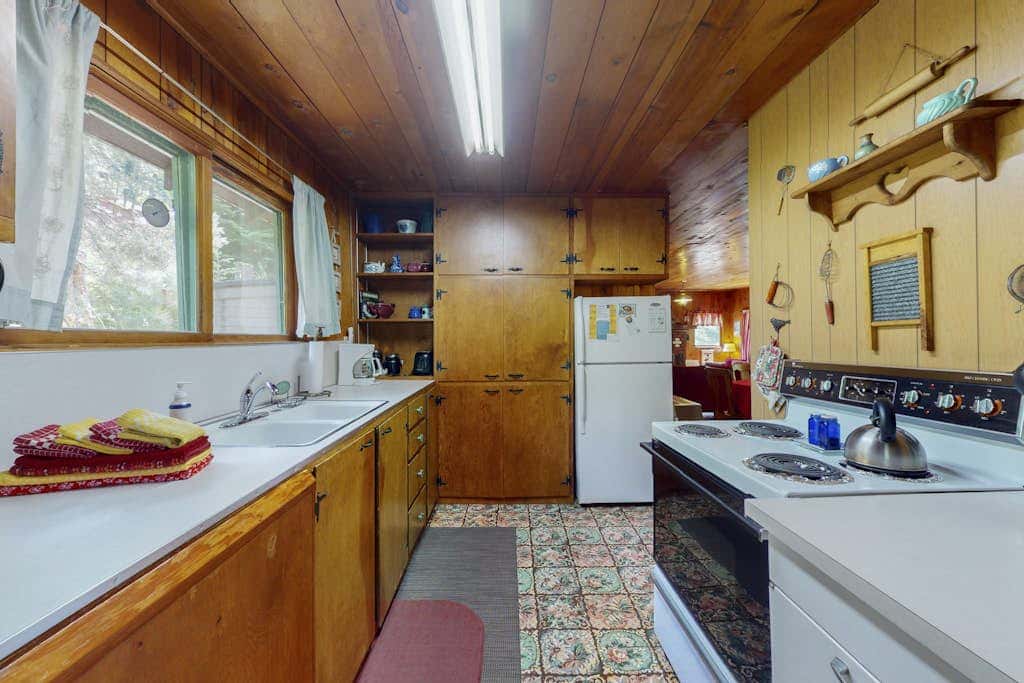 Vintage Cottage with Private Hot Tub, Fireplace & Deck - Walk to the Lake, Dogs OK