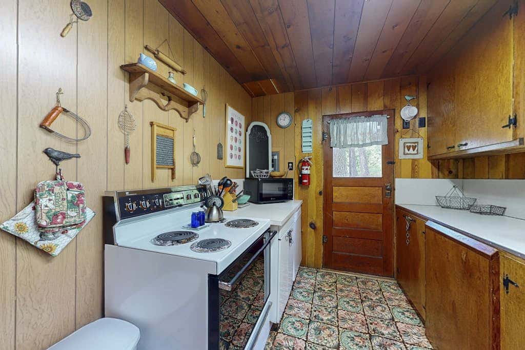 Vintage Cottage with Private Hot Tub, Fireplace & Deck - Walk to the Lake, Dogs OK