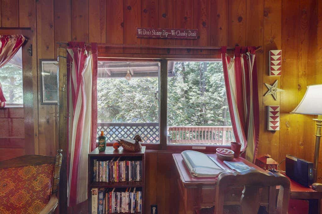 Vintage Cottage with Private Hot Tub, Fireplace & Deck - Walk to the Lake, Dogs OK