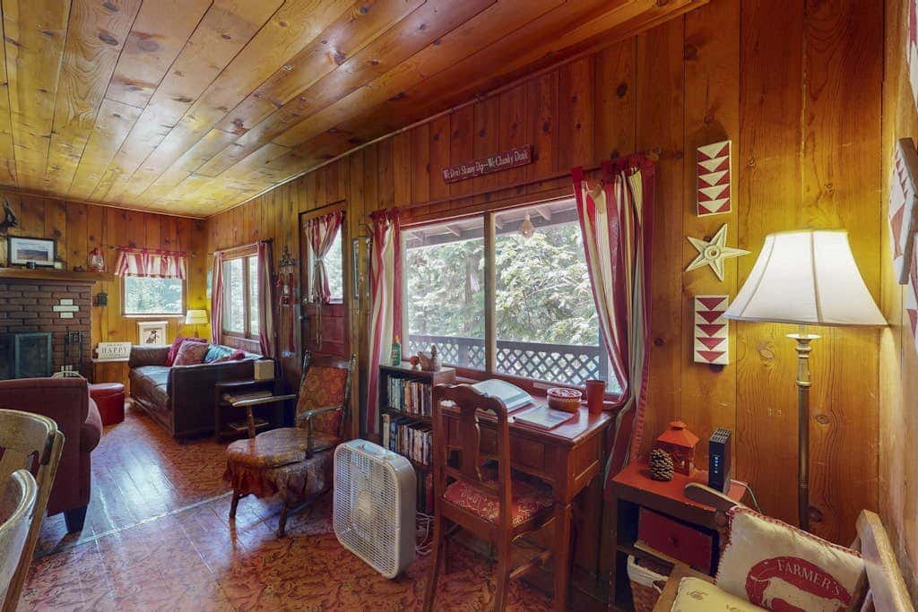 Vintage Cottage with Private Hot Tub, Fireplace & Deck - Walk to the Lake, Dogs OK