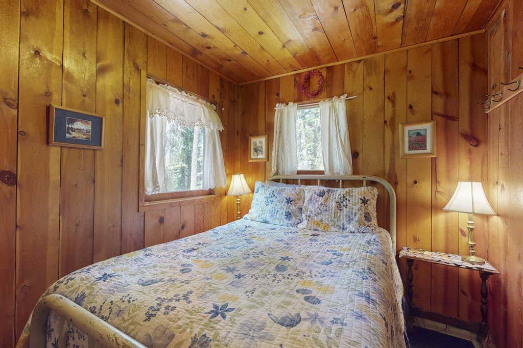 Vintage Cottage with Private Hot Tub, Fireplace & Deck - Walk to the Lake, Dogs OK