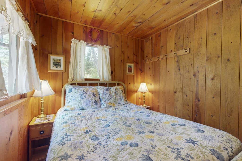 Vintage Cottage with Private Hot Tub, Fireplace & Deck - Walk to the Lake, Dogs OK
